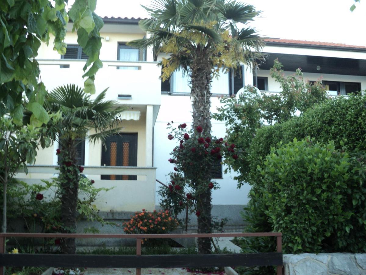 Apartments Nevenka Krk Town Buitenkant foto